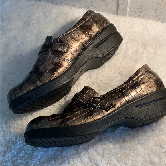 easy street nursing shoes